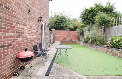 Woodley House | Cozy 4-Bed House with Free WiFi and Breakfast Included