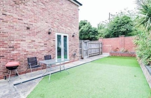 Woodley House | Cozy 4-Bed House with Free WiFi and Breakfast Included