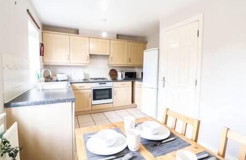 Brunel House | Inviting 4-Bed House with FREE WIFI & Family Amenities