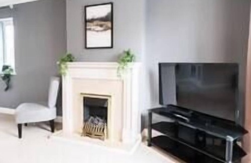 Brunel House | Inviting 4-Bed House with FREE WIFI & Family Amenities