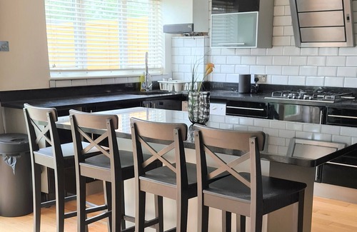 Bensham Manor House | Inviting 4-Bed House with Garden & Parking, Perfect for Families