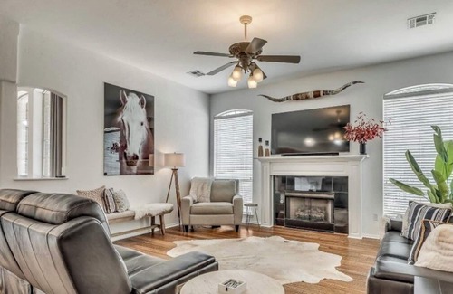 Wheatland House | Beautiful 4 bedroom 3 bath-POOL- sleeps 8 montly rates available