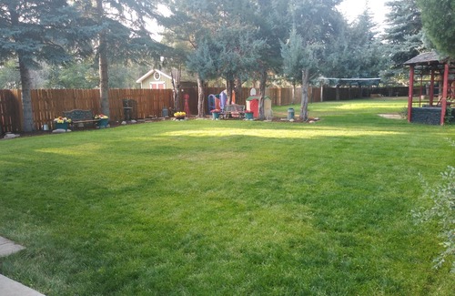 University Acres House | Inviting 4 Bedroom Home with Kitchen & Child-Friendly Amenities