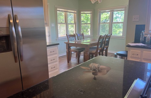 Austin House | Beautiful 4 bedroom 3.5 bath Home 5 minutes from Down Town Austin.