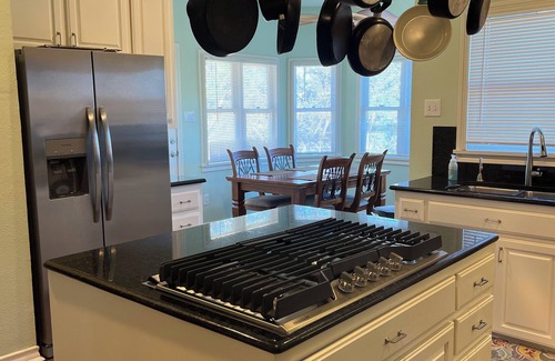 Austin House | Beautiful 4 bedroom 3.5 bath Home 5 minutes from Down Town Austin.