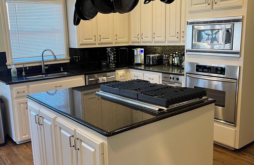 Austin House | Beautiful 4 bedroom 3.5 bath Home 5 minutes from Down Town Austin.