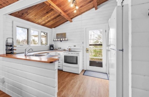 Bayview Cottage | Cozy 4 Bedroom Cottage Steps from Cavendish Beach