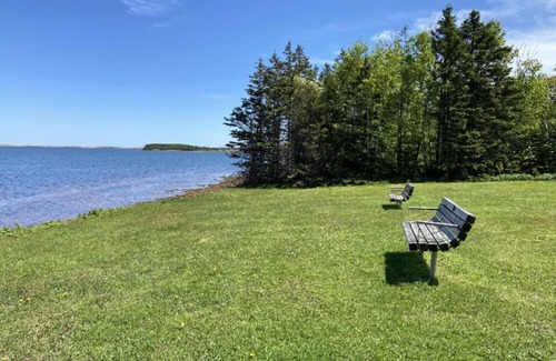 Bayview Cottage | Cozy 4 Bedroom Cottage Steps from Cavendish Beach