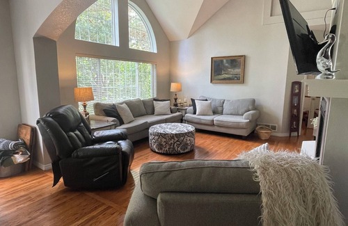 Thornton House | Beautiful 4 bedroom home-room to spread out!