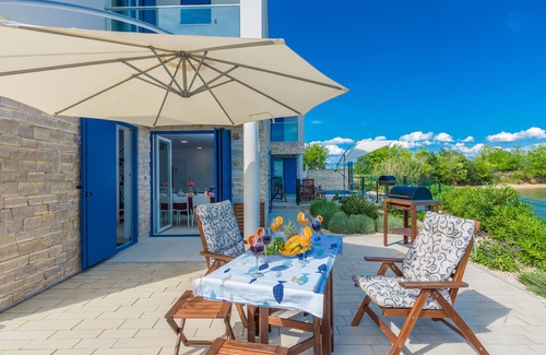 Privlaka House | Elegant Villa with Seaview, Pool and Pet-Friendly Amenities
