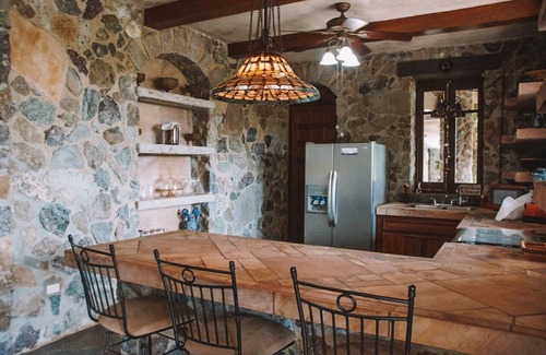 Puntas Villa | Cozy 4-Star Retreat Steps from Sandy Beach with Ocean Views