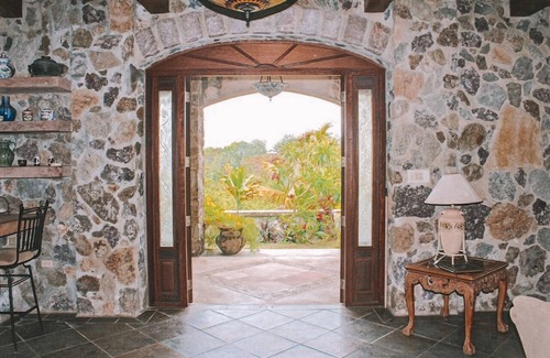 Puntas Villa | Cozy 4-Star Retreat Steps from Sandy Beach with Ocean Views