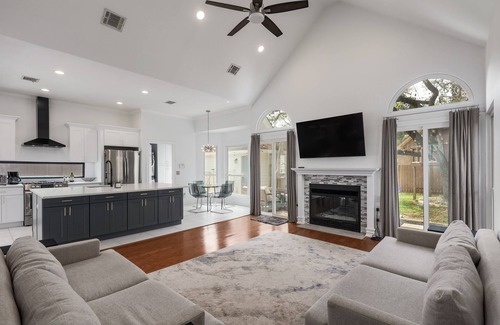 Shady Hollow House | Inviting 4-Bedroom Haven with Pool in South Austin