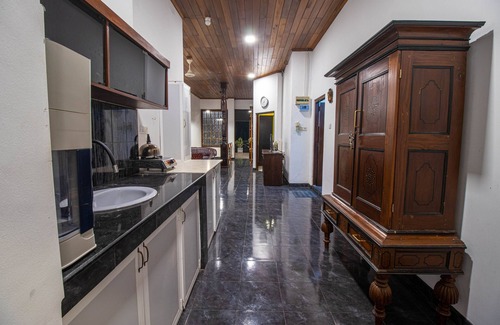 Rathmalana House | Inviting 4BR Family Villa with Balcony, Garden & Spa