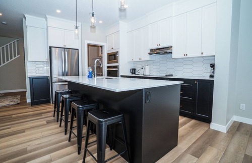 Airdrie House | Modern 4BR Home in Airdrie - Child Friendly & Highly Rated