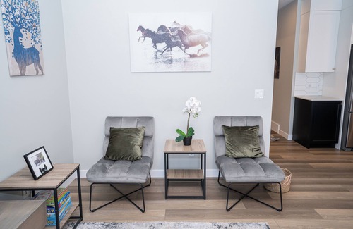 Airdrie House | Modern 4BR Home in Airdrie - Child Friendly & Highly Rated