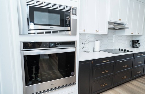 Airdrie House | Modern 4BR Home in Airdrie - Child Friendly & Highly Rated