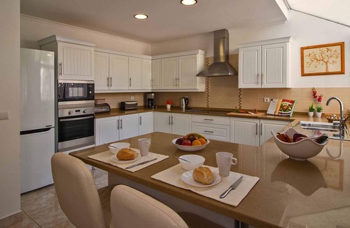Retur Villa | Premier 5-Bed Villa with Private Pool Near the Beach