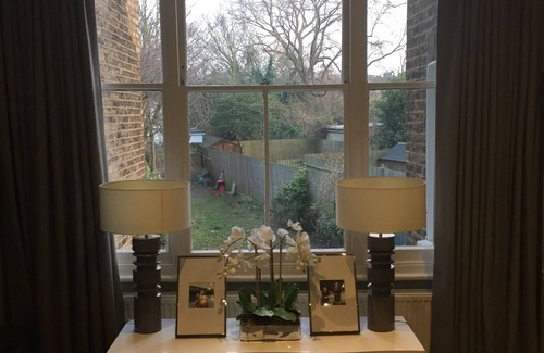 Larkhall House | Family-Friendly Clapham Home: 5 Beds & Pet Friendly Amenities