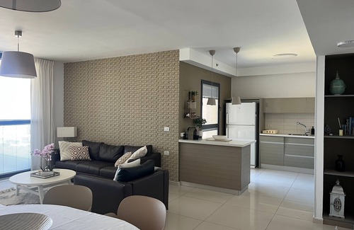 Netanya Apartment | Elegant 5 Rooms in Prime Oceanfront Building with Pool