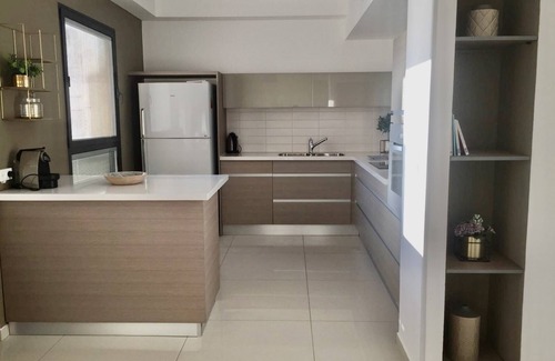 Netanya Apartment | Elegant 5 Rooms in Prime Oceanfront Building with Pool