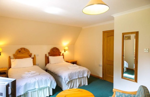 Crianlarich Ski Chalet | Elegant 5-Star Chalet with Sauna, Lake View & Spa Bath