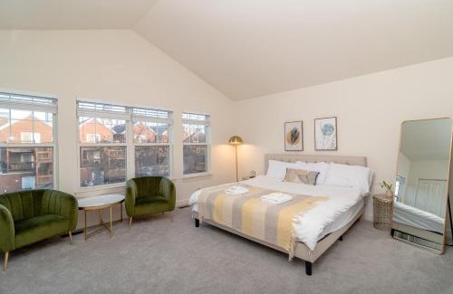 River North Villa | Spacious 5BR Home for 14 with Free Parking and Pet Friendly