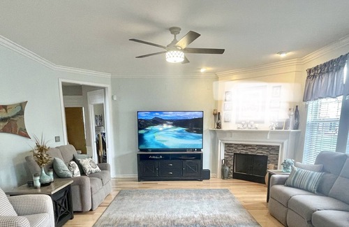 Macomb House | Guest Rated 10/10: Spacious Home with Theater & Jacuzzi