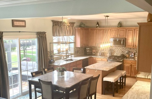 Macomb House | Guest Rated 10/10: Spacious Home with Theater & Jacuzzi