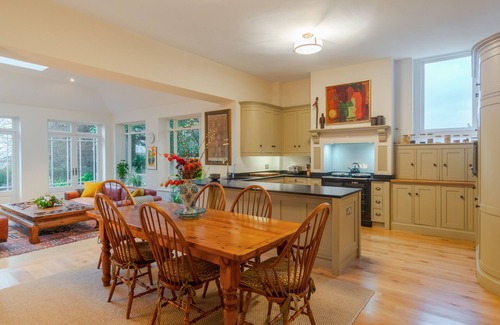 Lower Shiplake House | Idyllic 6-Bedroom Countryside Retreat with Scenic Walks