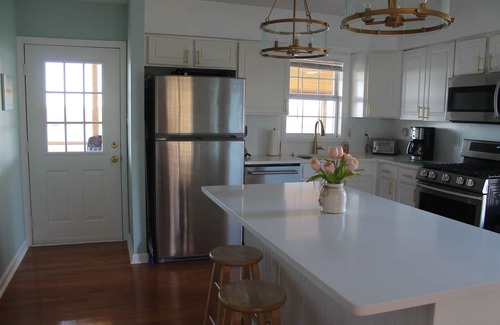 Morristown House | Guest Rated 9.8: 6-Bedroom Lake View Retreat with Hot Tub