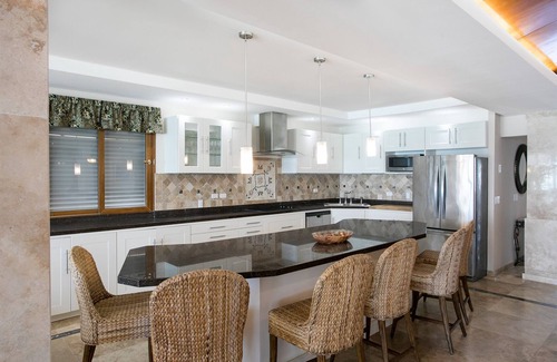 Beacon Hill Villa | Elegant 6-Bedroom Villa with Oceanfront Views at Simpson Bay