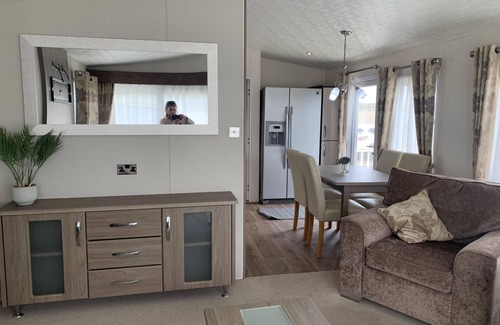 Lowestoft House | Cozy 6 Berth Caravan Steps from the Beach in Suffolk