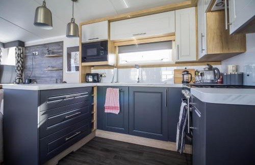 Pakefield Other | Cozy 6 Berth Caravan with Stunning Sea Views in Suffolk