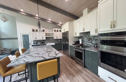 Brokenhead Apartment | Beautiful 7 Bedroom Home w/AC + 3 bedroom Barn (For extra fee)