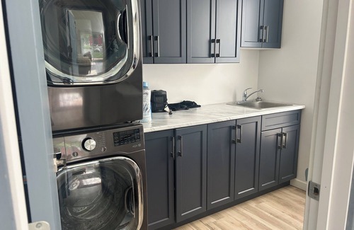 Brokenhead Apartment | Beautiful 7 Bedroom Home w/AC + 3 bedroom Barn (For extra fee)