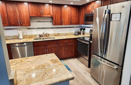 South Island Condo | Updated Island Winds Condo with Ocean View & Pool Access