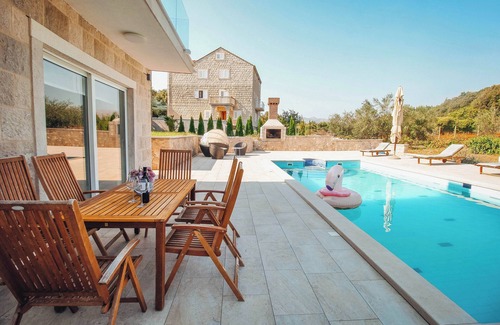 Komaji House | Beautiful 8 bedroom Villa with private swimming pool. Free parking.