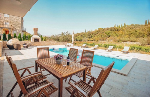 Komaji House | Beautiful 8 bedroom Villa with private swimming pool. Free parking.