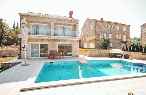 Komaji House | Beautiful 8 bedroom Villa with private swimming pool. Free parking.