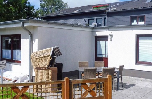 Warwerort House | Beautiful apartment in villa for 6 people with WIFI, TV, balcony, pets allowed and parking