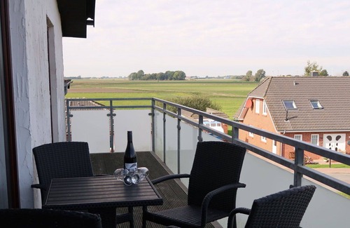 Warwerort House | Beautiful apartment in villa for 6 people with WIFI, TV, balcony, pets allowed and parking