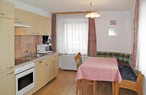 St. Valentin auf der Haide Apartment | Spacious Apartment for 6 with Lake View and Wifi