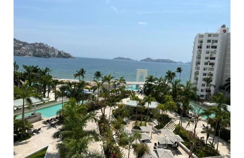 Costa Azul Apartment | Inviting Sea View Apartment with Pool in Acapulco