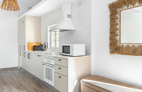 Sao Martinho Villa | Inviting Villa Apartment for 4 with Pool and Terrace