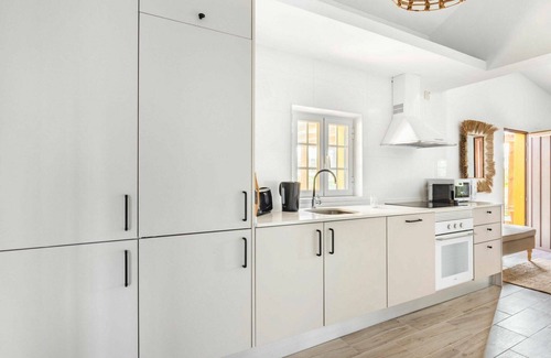 Sao Martinho Villa | Inviting Villa Apartment for 4 with Pool and Terrace