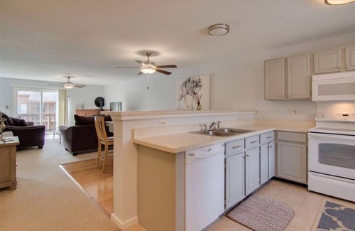 Lincoln Condo | Scenic Mountain Vacation Condo with Pool & Breakfast