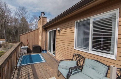 Lincoln Condo | Scenic Mountain Vacation Condo with Pool & Breakfast