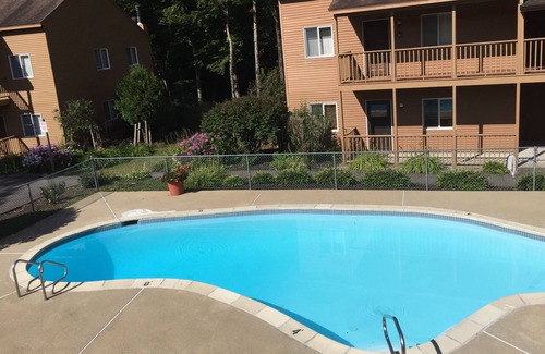 Lincoln Condo | Scenic Mountain Vacation Condo with Pool & Breakfast