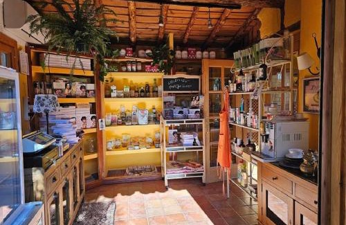 Castronuno House | Idyllic Alamedas: Pet-Friendly Rural Retreat with Pool